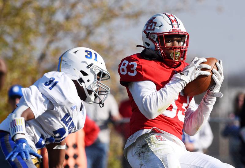 Joe Lewnard/jlewnard@dailyherald.com
South Elgin’s Ishmael George, right, makes a catch in front of Warren’s Chris McBride that he carried into the endzone for a touchdown during the Class 8A second-round football game at South Elgin Saturday.