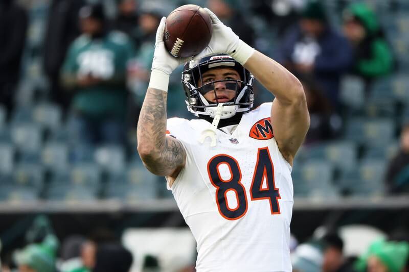 Chicago Bears tight end Colston Loveland (84) catches the ball before an NFL football game against the Philadelphia Eagles, Friday, Nov. 28, 2025, in Philadelphia. (AP Photo/Daniel Kucin Jr.)