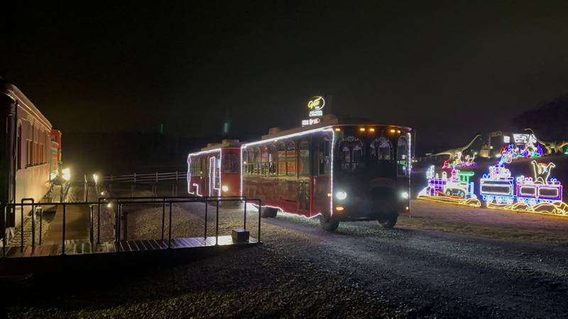 Two of Volo Museum’s “Molly Trolleys” stop amid Christmas lights and a full-sized Jupiter train to let riders search for clues to find Santa. Tickets are on sale now for the upcoming Jolly Trolley Adventures.