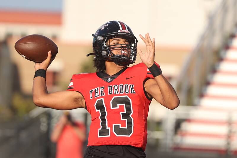 Bolingbrook’s Jonas Williams passes against Minooka. Friday, Aug. 26, 2022, in Bolingbrook.