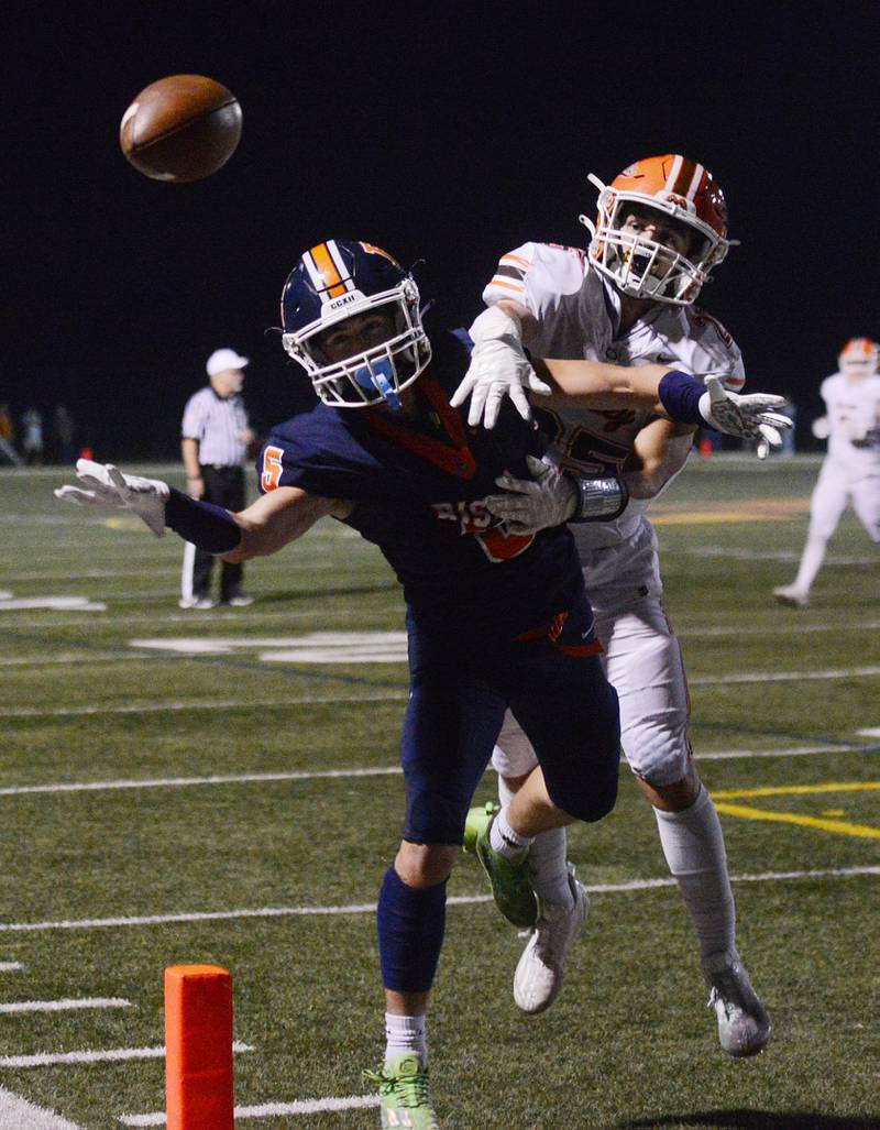 Joe Lewnard/jlewnard@dailyherald.com
Buffalo Grove’s Tyler Baker, left, is unable to catch the ball on a play defended by Hersey’s Gunner Deaton, but a penalty was called for defensive pass interference during Friday’s game in Buffalo Grove.