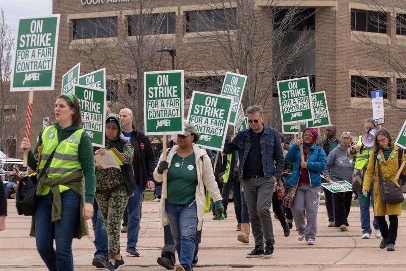 Strikers march on April 3 at the campus of Chicago State University. (Capitol News Illinois photo by Andrew Adams)