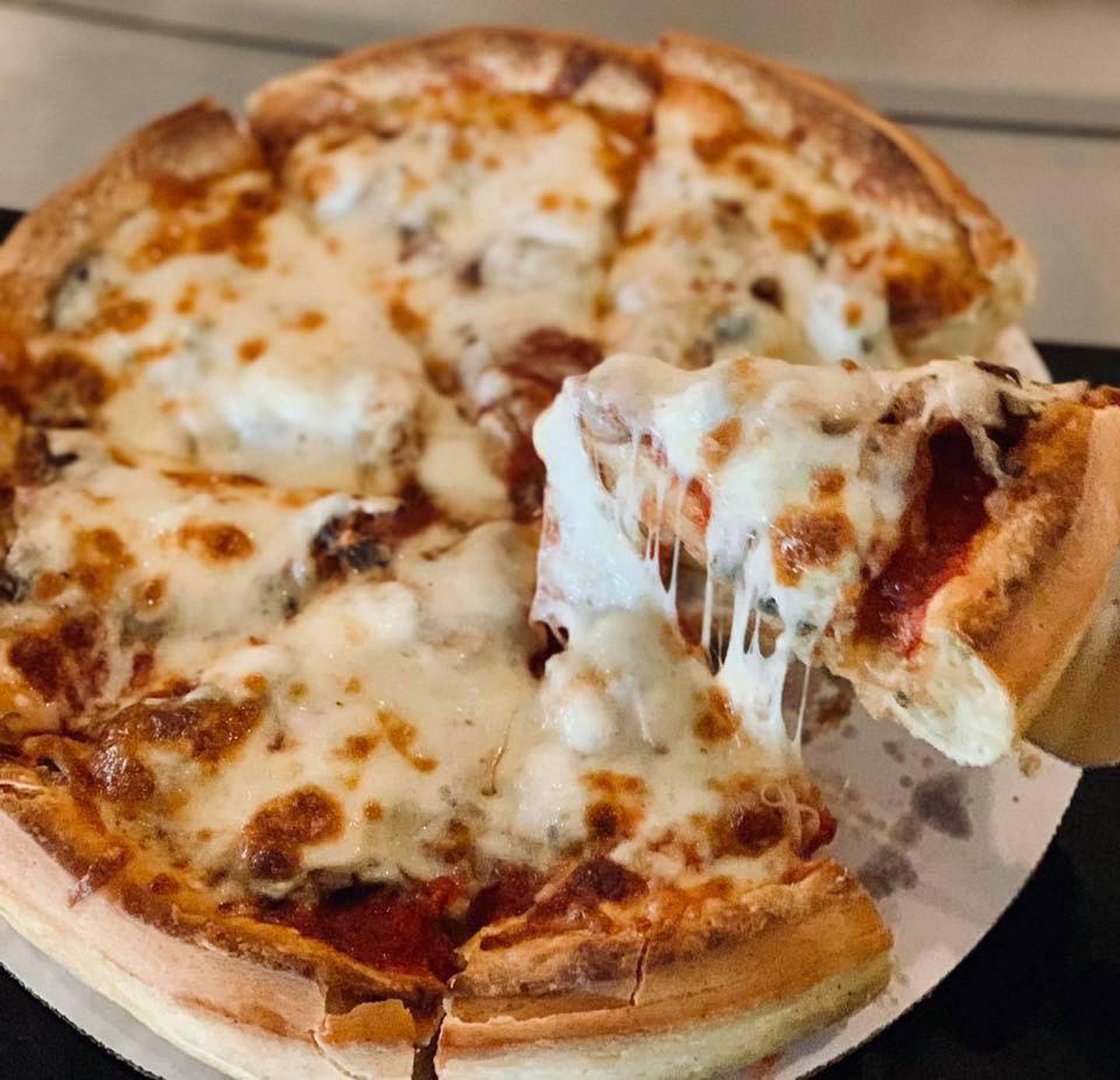 Roberto's Ristorante & Pizzeria in Elmhurst was voted in the top 10 pizza places in DuPage County by readers in 2021. (Photo from Roberto's Ristorante & Pizzeria Facebook page)