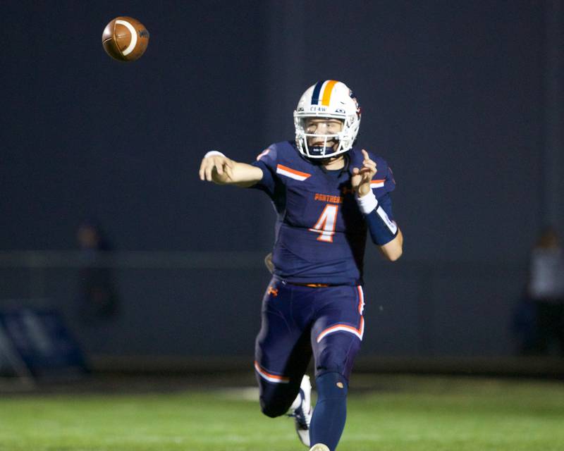 Oswego's Drew Kleinhans makes throw against Geneva on Friday, Sept. 5, 2025 in Oswego.