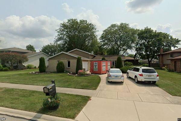Single-family home sells in Orland Park for $375,000