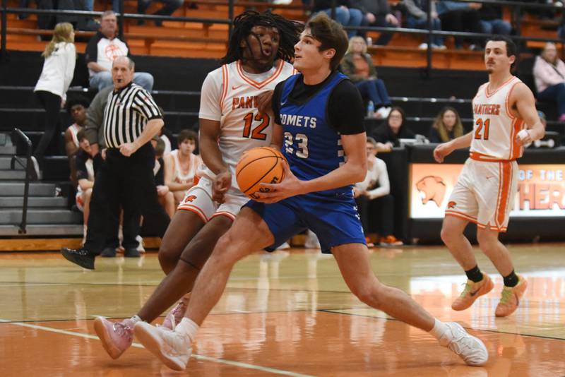 Clifton Central's Mayson Mitchell, right, drives to the basket as Gardner-South Wilmington's Leondre Kemp defends during the River Valley Conference Tournament semifinals at Gardner-South Wilmington Tuesday, Feb. 10, 2026.