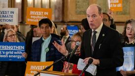 Illinois lawmakers give small boost to renewable developments, delay broader reform