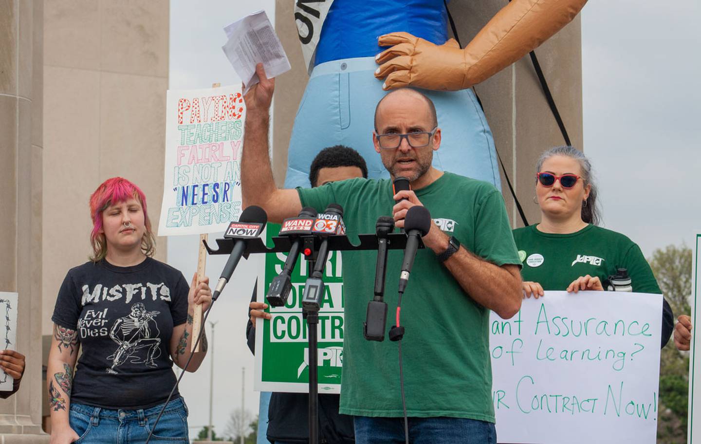 University of Illinois Springfield theatre professor and faculty union president Dathan Powell speaks at a news conference about the UIS faculty strike. Cheers erupted from the crowd as he spoke about his experiences bargaining with the university.