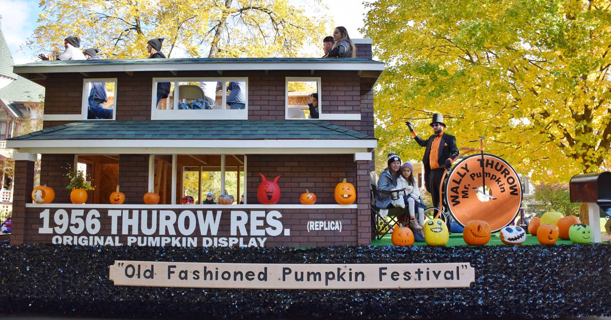 Photos Crowds line up for Sycamore Pumpkin Festival parade Shaw Local