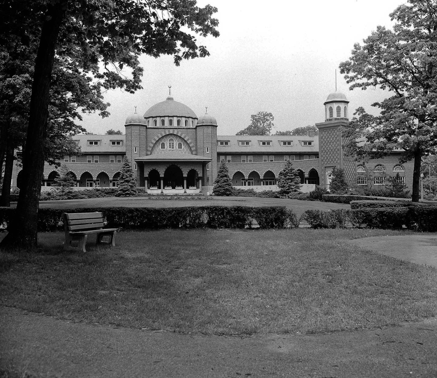 This is the club house at Medinah Country Club, Medinah, Illinois on May 31, 1949, where the U.S. Open Golf Tournament will be held June 9-11. The number three Championship Course, on which the tournament will be played, measures 6,929 yards for the 18 holes. Par for the course is 71. The club house faces the No. 1 tee and the 18th green.
