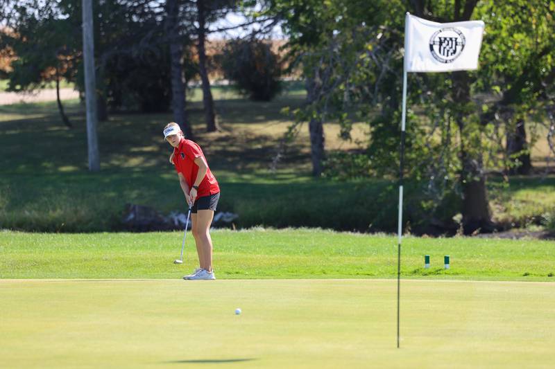 Gibson City-Melvin-Sibley's Lilyan Sizemore putts on the final hole during the IHSA Class 1A Dwight Regional at the Dwight Country Club on Tuesday, Sept. 30, 2025. Sizemore took first place overall with a score of 85.