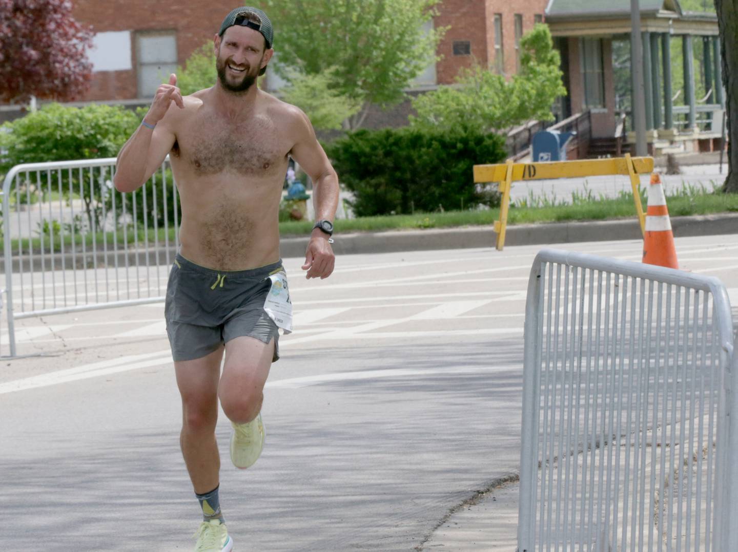 Ο Steven Holcomb, του Streator, κάνει την τελευταία στροφή πριν φτάσει στη γραμμή τερματισμού κατά τη διάρκεια του Starved Rock Marathon και του Half Marathon το Σάββατο, 14 Μαΐου 2022, στην Οτάβα.
