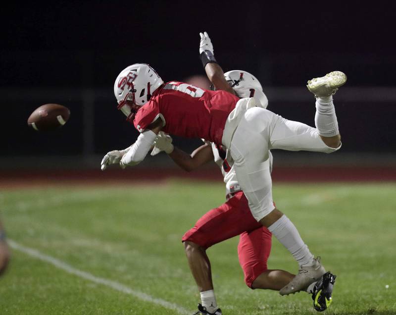 Brian Hill/bhill@dailyherald.com
Glenbard East Raul Garcia (1) breaks up a long pass to South Elgin's Kyle Steinhofer (6) Friday Septembaer 2, 2022 in South Elgin.