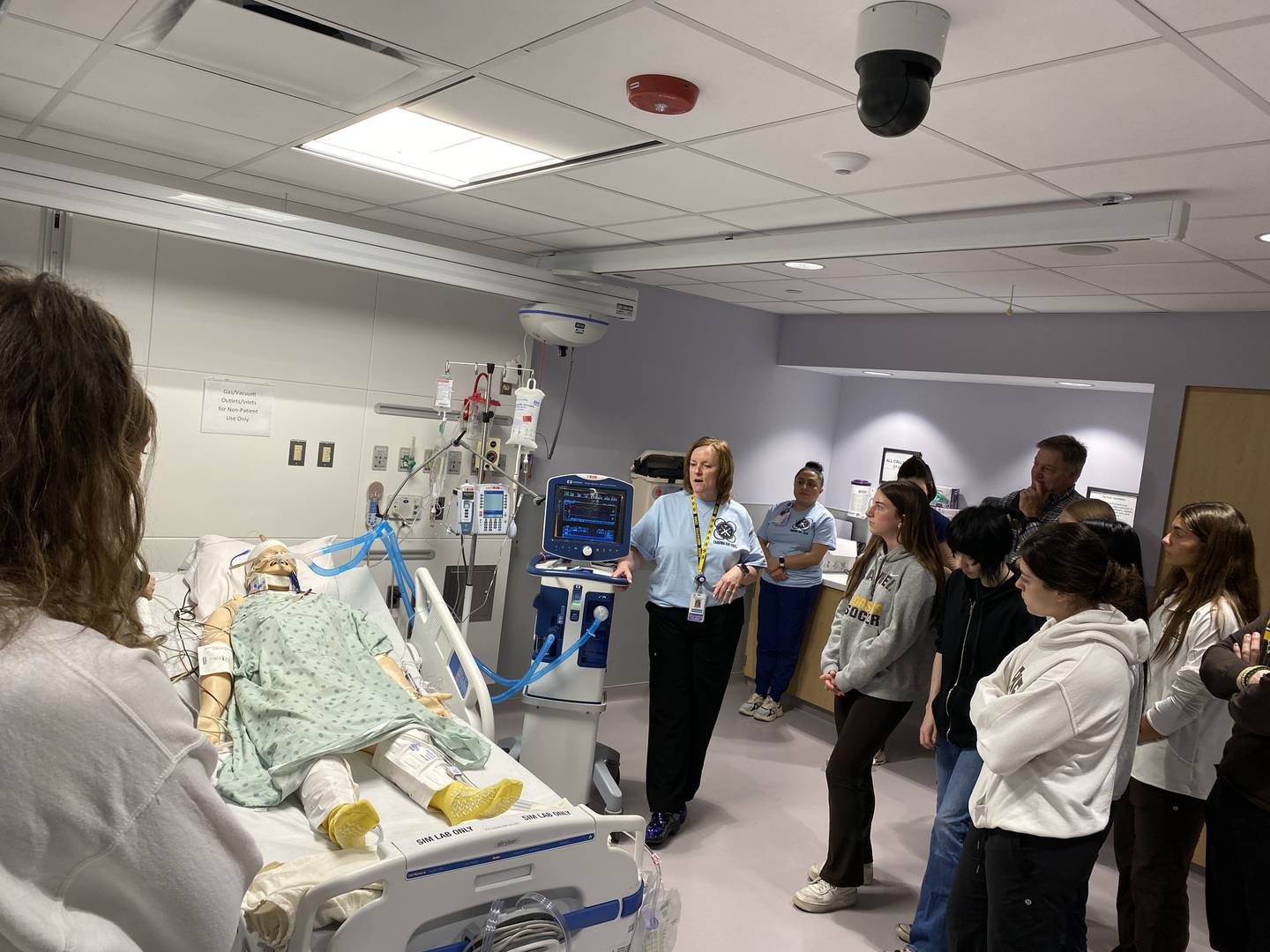 Students learn about the ICU in the simulation lab.