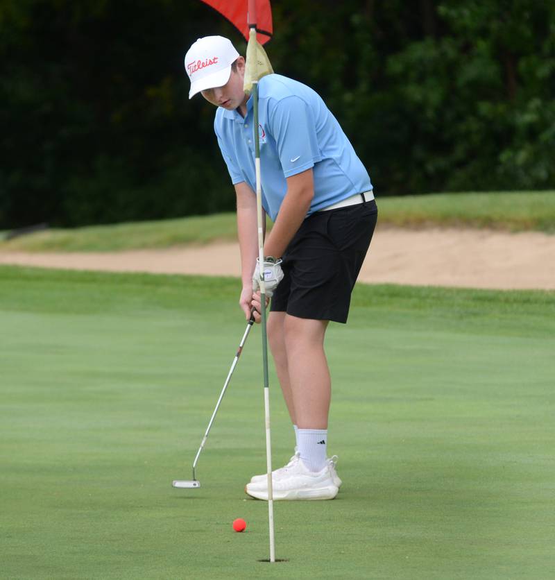 Oregon's Levi Martin watches his putt on Wednesday, Sept. 3, 2025 during a match with Rochelle at Silver Ridge Golf Course.
