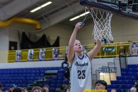 Photos: Marquette boys basketball clinches Regional title against St. Bede