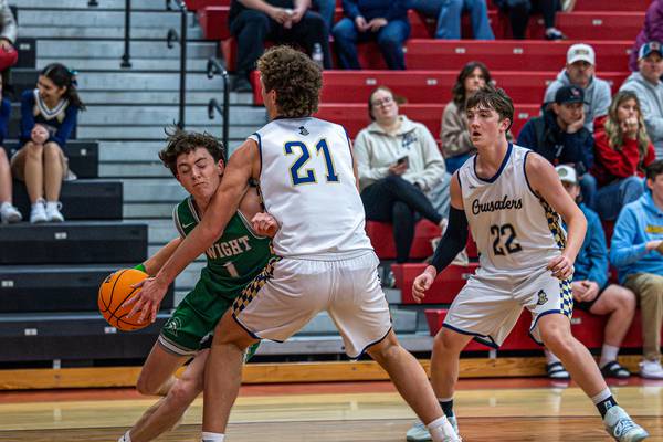 Dwight grabs early lead, holds on to top Marquette