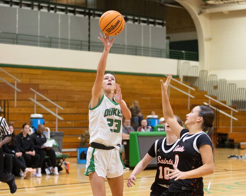 York's Kayla Callahan shoots a jumper against St. Charles East at the York Girl's Thanksgiving Tournament on Tuesday, Nov. 18,2025 in Elmhurst.