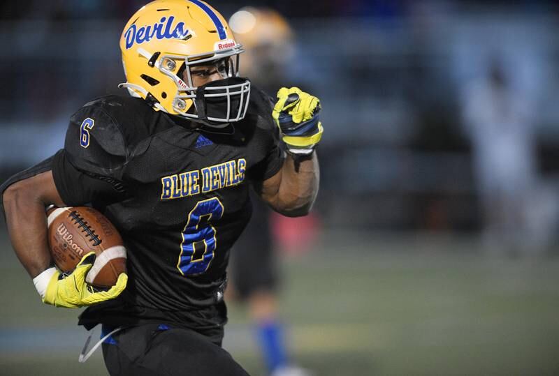 Warren's Maurice Edwards runs his second touchdown of the firs half against Libertyville in a football game in Gurnee Friday, April 23, 2021.