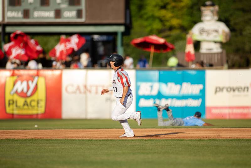 Right fielder Ernie De La Trinidad (17) rounds first base during a game against the Lake Country DockHounds at Northwestern Medicine Field on Saturday, July 2, 2022.