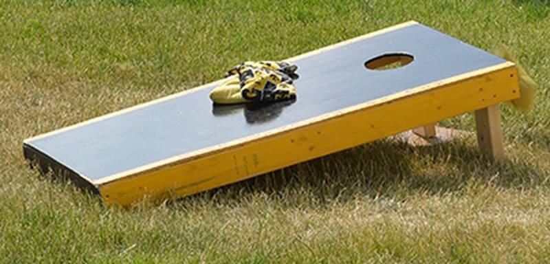 A cornhole board
