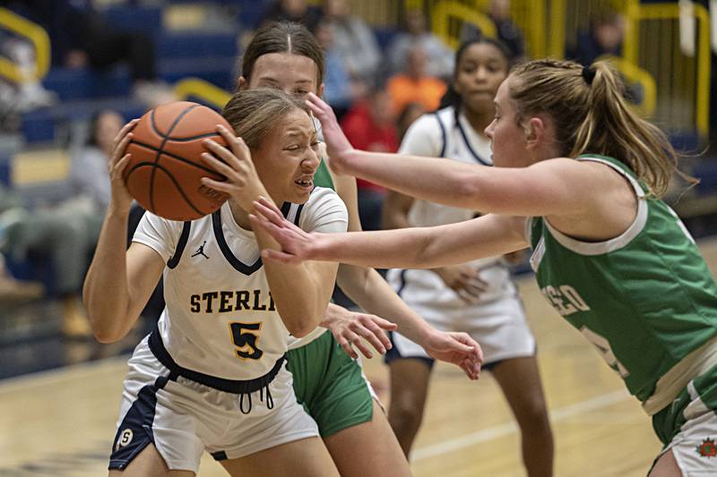 Sterling’s Kirra Gibson handles the ball against Geneseo Thursday, Dec. 7, 2023 at Sterling High School.