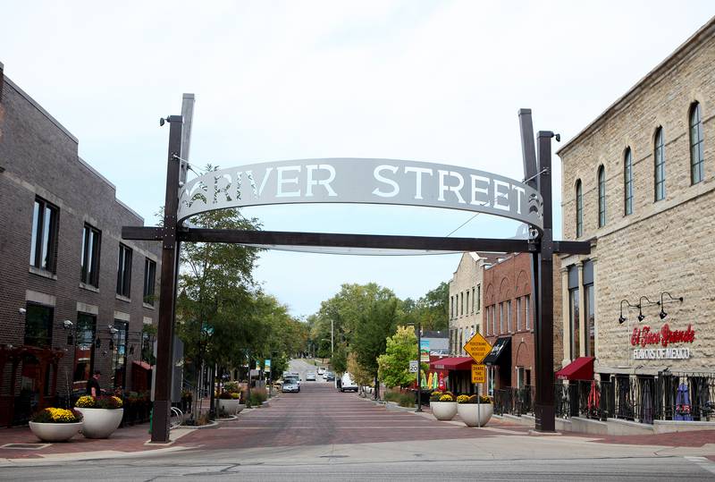 The River Street archway at River and Wilson streets in downtown Batavia.