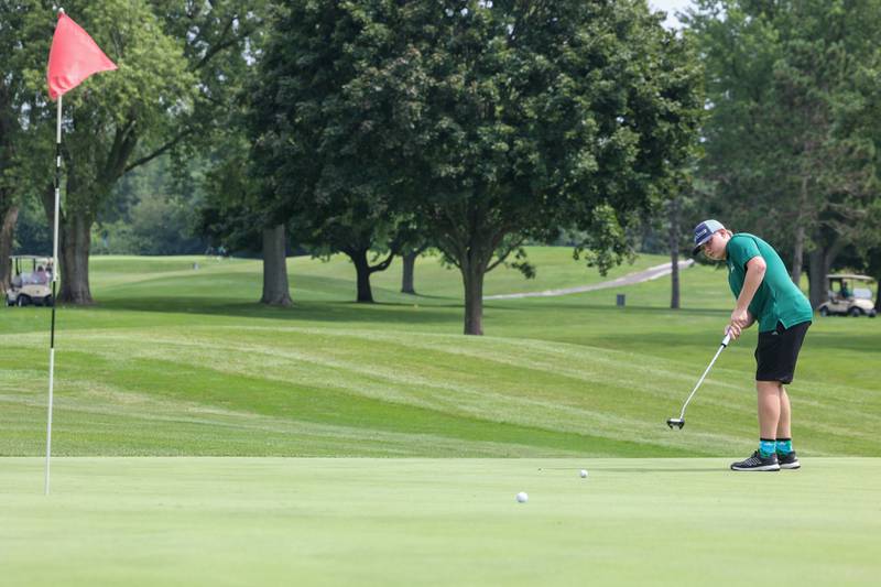 Grant Park's JT Huante putts during the Bill Breeden All-Area Classic at the Kankakee Elks on Monday, Aug. 18, 2025.