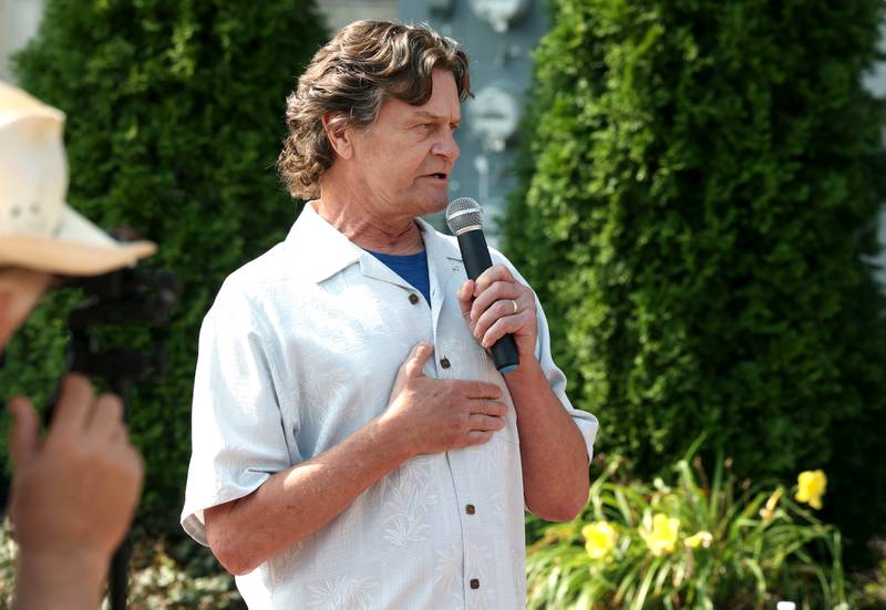 Ron Lofton, a US Army veteran, sings the Star Spangled Banner Thursday, Aug. 22, 2024, during the DeKalb Veterans Memorial Mural dedication in Van Buer Plaza in downtown DeKalb.