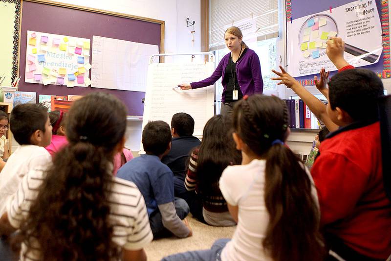 Kim Wilson teaches a third grade bilingual class at Richmond Intermediate School in St. Charles in this file photo.