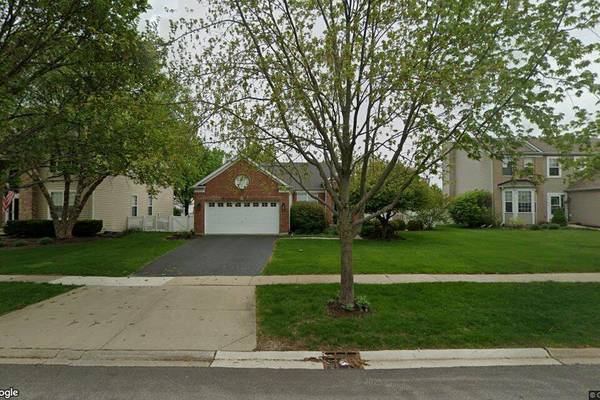 Single-family home sells in Shorewood for $445,000