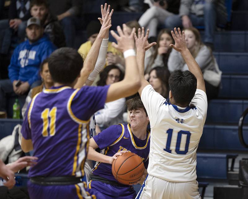 Mendota’s Cale Strouss works against Newman’s Gabe Padilla Tuesday, Jan. 31, 2023.