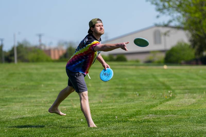 A player throws a disc to warm up before the Glen Ellyn Park District Ace Race disc golf event at Maryknoll Park in Glen Ellyn, IL on Saturday May 10th, 2025.  The Ace Race is just one of many events the Glen Ellyn Park District holds throughout the year.