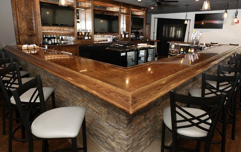 With entertainment featuring the likes of Good Clean Fun, live music is an appealing draw at The Oaks Grill, recently renovated and now sporting an expansive patio.