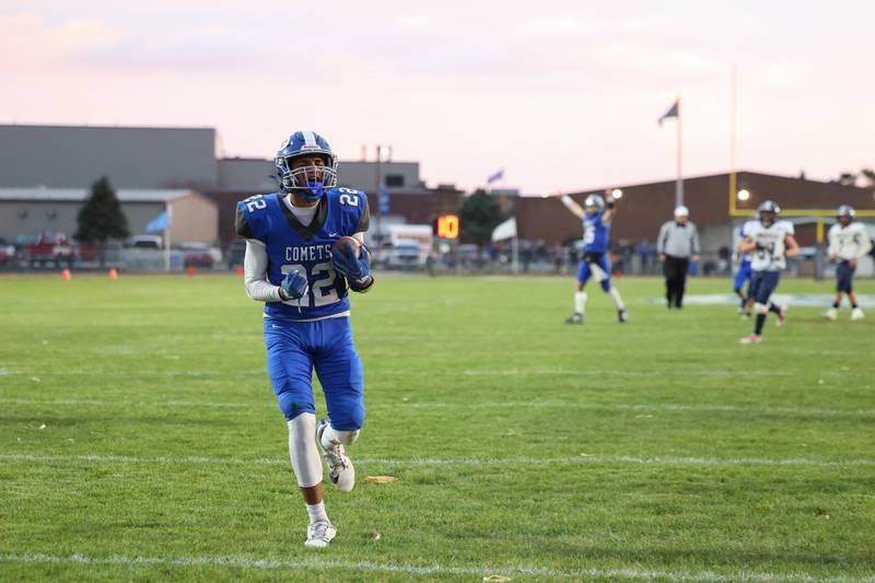 Clifton Central's Cash Minard rejoices as he reaches the end zone for a touchdown during the Comets' 24-6 victory over Knoxville in the Class 1A first-round playoff game on Saturday, Nov. 1, 2025.