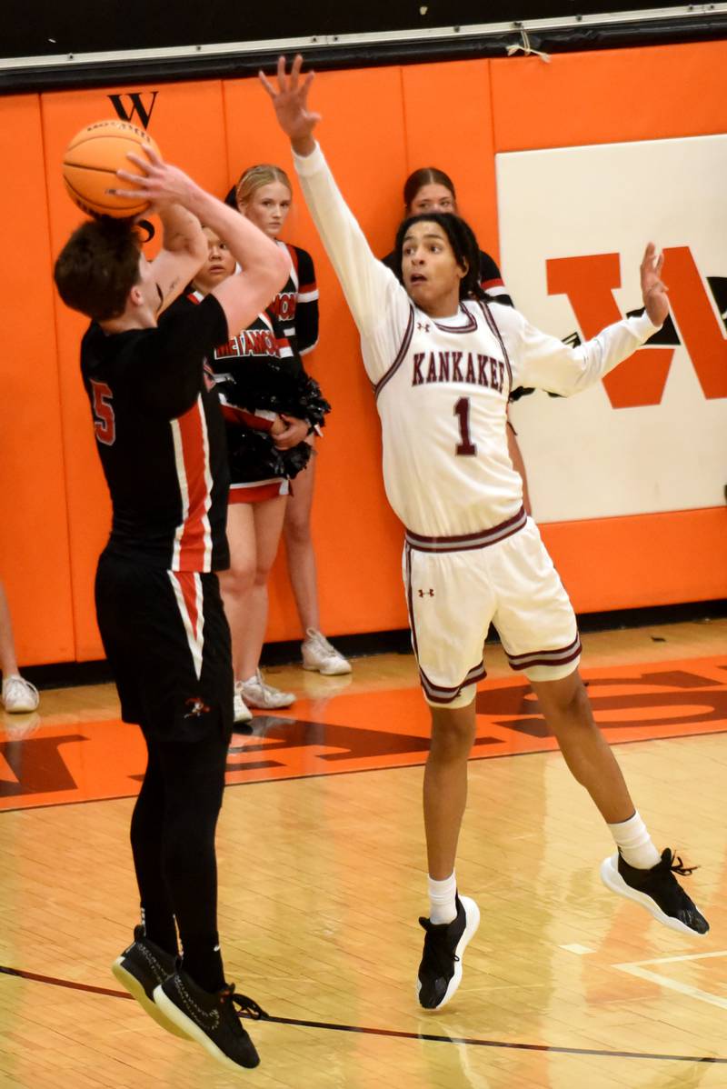 Kankakee's Lincoln Williams, right, defends a 3-pointer from Metamora's Matthew Zobrist during the IHSA Class 3A Washington Sectional semifinals Tuesday, March 4, 2025.