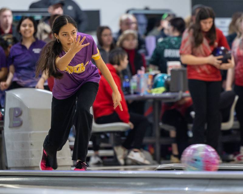 Eliana Eames of Mendota bowls ball down lane at the L-P Cavalier Classic on Saturday, December 20, 2025 at Super Bowl in Peru.