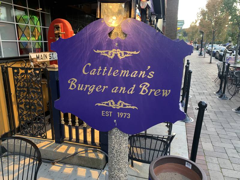 Cattleman’s Burger and Brew in Algonquin has a vibrant Western atmosphere and a long beer list.