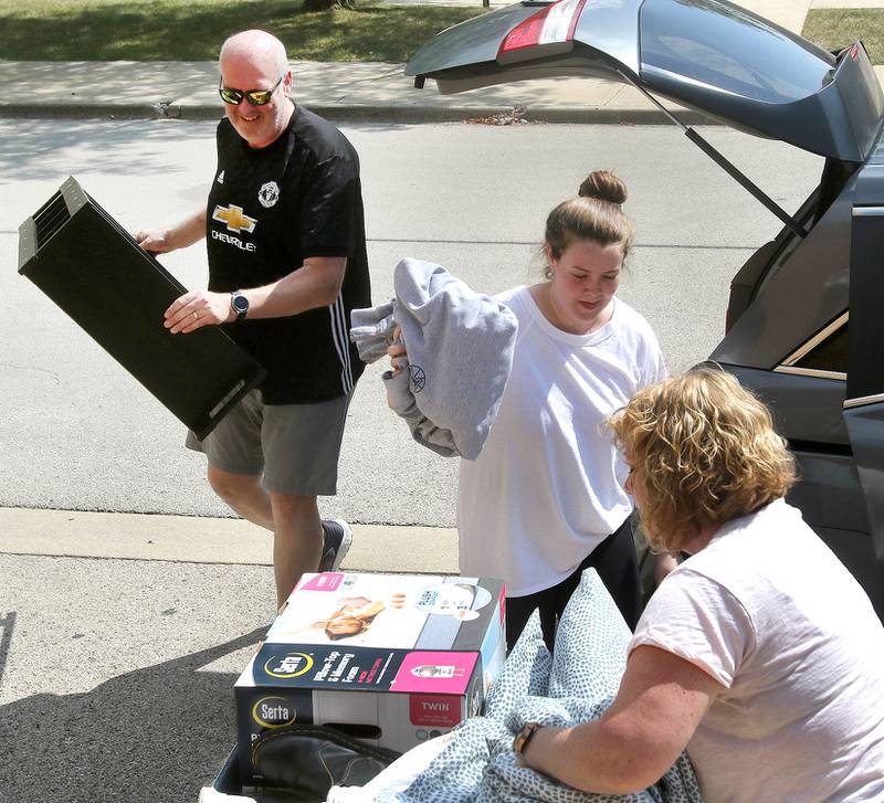 Photos NIU students on movein day Shaw Local