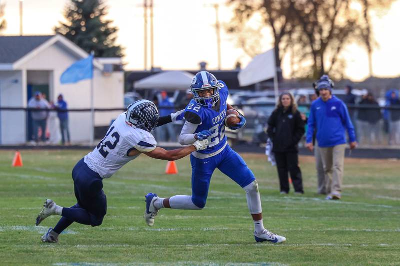 Clifton Central's Cash Minard runs the ball during the Comets' 24-6 victory over Knoxville in the Class 1A first-round playoff game on Saturday, Nov. 1, 2025.