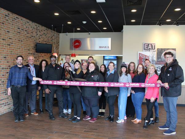 DeKalb chamber celebrates Pizza Hut’s third anniversary