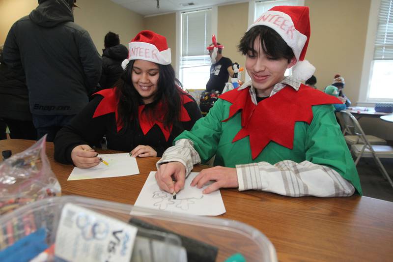 Candace H. Johnson for Shaw Local News Network
Mikayla Meza, 14, and Jared Avitia, 15, of Island Lake draw Christmas pictures in the Community Room at the Wauconda Area Chamber of Commerce during Holiday Walk on Main in Wauconda. (12/4/22)