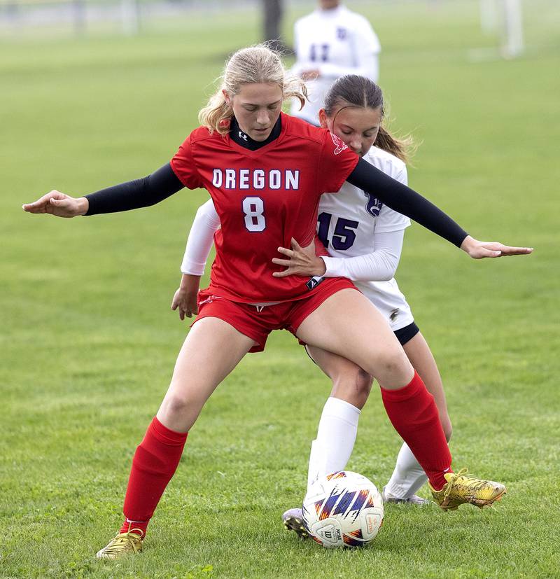 Oregon’s Addison Rufer and Dixon’s Jenna Harrison fight for the ball Thursday, May 1, 2025.