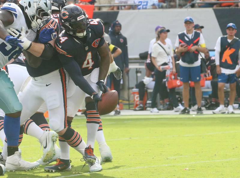 Chicago Bears running back D'Andre Swift tosses the ball back to quarterback Caleb Williams on Sunday, Sept. 21, 2025 at Soldier Field.