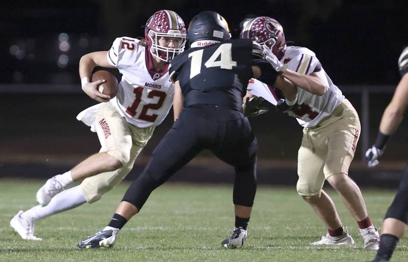 Morris' Carter Button follows a blocker past Sycamore's Kiefer Tarnoki during their game Friday, Oct. 21, 2022, at Sycamore High School.