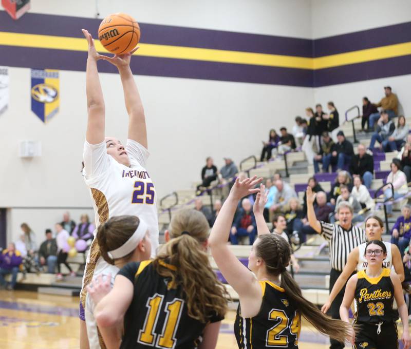 Mendota's Kiah Davidson leaps in the air to catch a pass against Putnam County on Tuesday, Feb. 10, 2026 at Mendota High School.