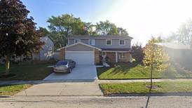 Single-family home sells in Woodridge for $465,000