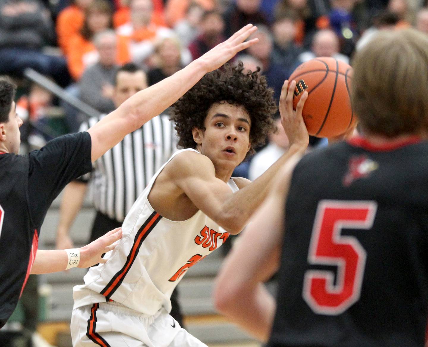 Wheaton Warrenville South’s Braylen Meredith (center) looks to pass the ball during a Class 4A Bartlett Sectional semifinal game against Benet on Wednesday, March 2, 2022.