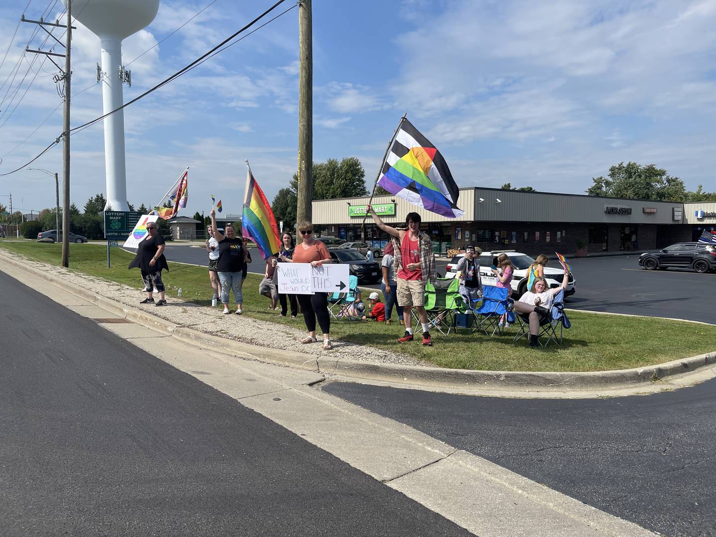 Counter protesters line the opposite side of the strip center's entrance that houses UpRising to show support for the bakery on Saturday, Sept. 17, 2022, in Lake in the Hills.