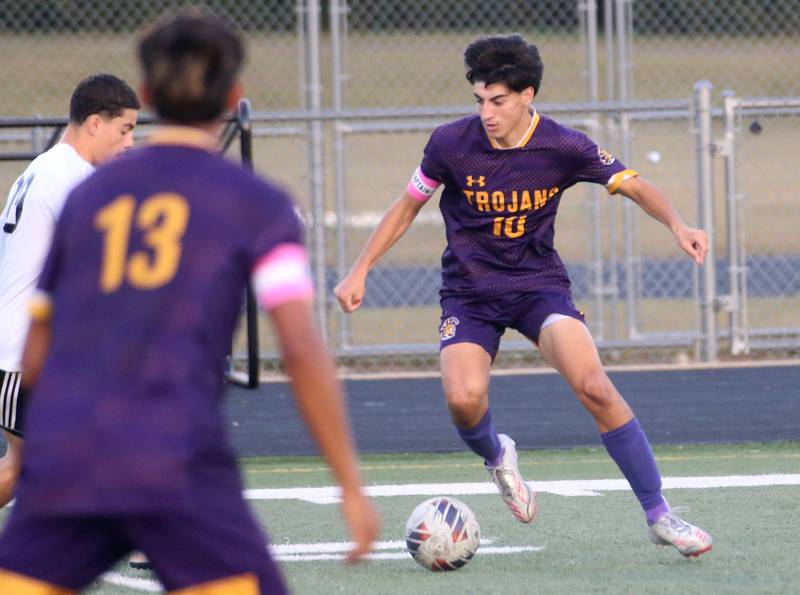 Mendota's Johan Cortez passes the ball of to teammate Sebastian Carlos during the Three Rivers Tournament on Thursday, Oct. 2, 2025 at Mendota High School.